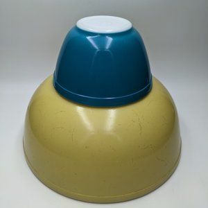 Pyrex Mixing Bowls Primary colors yellow blue 1.5 quart  4 quart